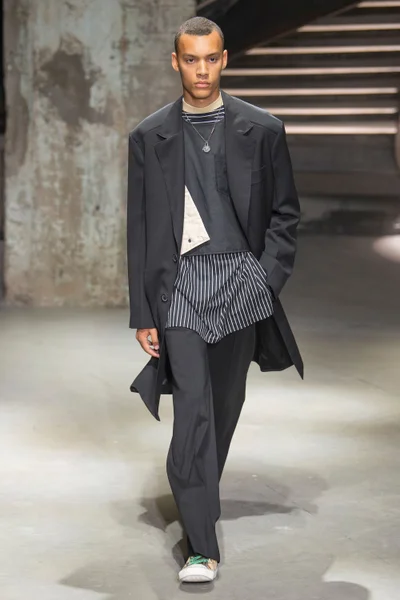 Look 18
